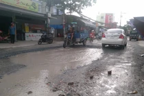 TP.HCM: Dân khốn khổ vì đường hư hỏng, biến dạng như “hố bom”
