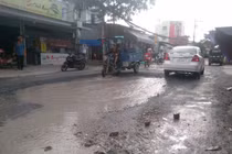 TP.HCM: Dân khốn khổ vì đường hư hỏng, biến dạng như “hố bom”