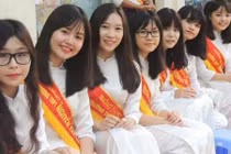 Nữ sinh Việt mặc áo dài được mạng Trung Quốc ca ngợi