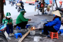 Hà Nội: Người lao động đốt lửa sưởi ấm trong trời giá rét