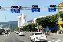 Đoàn xe của Trung Nguyên nối đuôi nhau vượt đèn đỏ