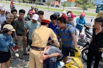 CSGT Đà Nẵng truy đuổi hơn 3km bắt hai thiếu niên giật điện thoại 