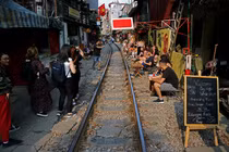 Quán cà phê bên 'đường ray tử thần' đông nghẹt khách Tây ở Hà Nội