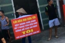 Xôn xao mẹ cầm tấm biển "Đừng để con hư như tôi"