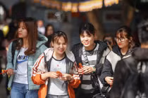 Nam thanh nữ tú đổ về chùa Hà cầu duyên nhân dịp Valentine