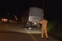 Va chạm với xe tải 2 thanh niên tử vong