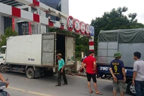 Xe tải mắc kẹt trên cầu vượt Láng Hạ