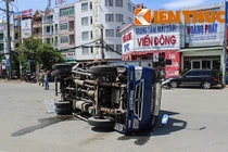 Bị xế hộp “hạ đo ván”, xe tải lật nhào trên đường