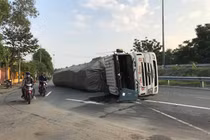 Ôm cua gấp, xe đầu kéo lật nhào lúc rạng sáng