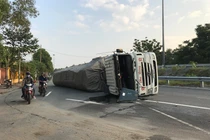 Ôm cua gấp, xe đầu kéo lật nhào lúc rạng sáng