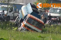 Sợ gây tai nạn, tài xế cho xe lao xuống sông