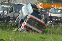 Sợ gây tai nạn, tài xế cho xe lao xuống sông