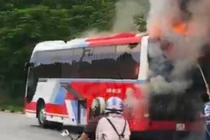 Xe du lịch bốc cháy dữ dội, hàng chục du khách tháo chạy 