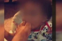 Phẫn nộ cô gái đút ngón chân vào miệng bé 7 tháng tuổi