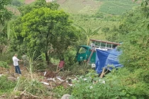 Xe tải lao xuống vực sâu khiến 2 người bị thương