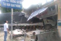 Xe tải lao vào nhà dân, người phụ nữ thoát chết trong gang tấc