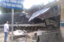 Xe tải lao vào nhà dân, người phụ nữ thoát chết trong gang tấc