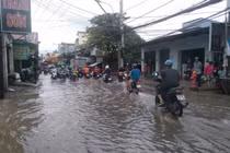 TP.HCM: Dân bất lực nhìn tài sản ngập trong biển nước