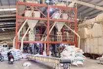 Cảnh tượng kinh hoàng công nhân tử vong vì bị cuốn máy trộn cám