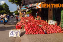 Ào ạt bán tháo thanh long giá rẻ giật mình 2.000 đồng/kg