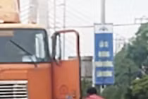 Tài xế container quỳ lạy giữa đường vì bị đồng nghiệp dọa chém