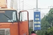 Tài xế container quỳ lạy giữa đường vì bị đồng nghiệp dọa chém
