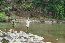 Đi câu cá, 2 cần thủ phát hiện thi thể người dưới khe đá