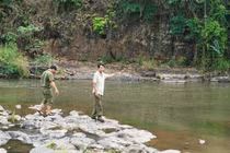 Đi câu cá, 2 cần thủ phát hiện thi thể người dưới khe đá