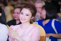 Angela Phương Trinh diện kín đáo đẹp rạng ngời