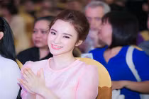 Angela Phương Trinh diện kín đáo đẹp rạng ngời