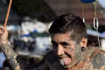 Hết hồn những hình xăm rùng rợn biến người thành yêu quái