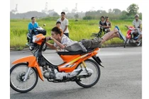 Sợ chết nắng, trai trẻ hồn nhiên lái xe bằng chân