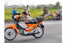 Sợ chết nắng, trai trẻ hồn nhiên lái xe bằng chân