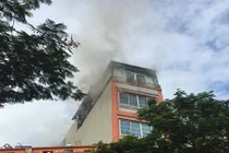 Hà Nội: Lửa thiêu cháy tầng 5 quán karaoke