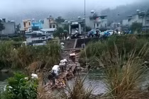 Cận cảnh cửu vạn nườm nượp vác hàng lậu qua biên giới Quảng Ninh