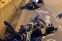 Tai nạn liên hoàn ôtô tông 3 xe máy tan nát, húc sập cổng nhà dân