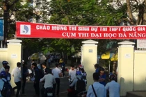 Đà Nẵng nắng nóng, thí sinh đến địa điểm thi sớm