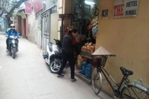 Hà Nội: Phát hiện bé trai sơ sinh bị bỏ rơi trước cửa nhà