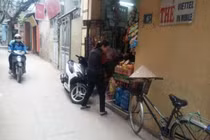 Hà Nội: Phát hiện bé trai sơ sinh bị bỏ rơi trước cửa nhà