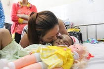 Bé 4 tuổi bị cha mẹ bạo hành: Dấu hỏi về bà ngoại “tự nhận“