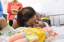 Bé 4 tuổi bị cha mẹ bạo hành: Dấu hỏi về bà ngoại “tự nhận“