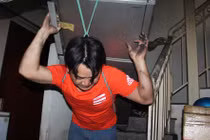 Ảnh: Cư dân Carina Plaza còng lưng cõng tài sản đến chỗ ở tạm