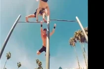 Tập đu xà theo phong cách sáng tạo chưa từng thấy