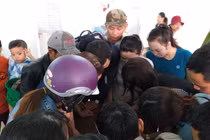 Hàng trăm người trắng đêm chờ tiêm vắc xin cho con