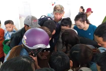 Hàng trăm người trắng đêm chờ tiêm vắc xin cho con