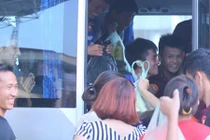 Fan tràn lên xe thưởng quà quê cho U19 Việt Nam