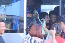 Fan tràn lên xe thưởng quà quê cho U19 Việt Nam