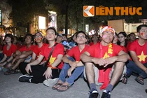 Vẻ mặt “chết lặng” của CĐV trước thất bại của ĐTVN