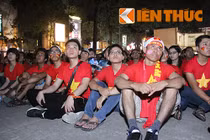 Vẻ mặt “chết lặng” của CĐV trước thất bại của ĐTVN