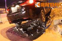 Ô tô cuốn xe máy, tài xế bỏ mặc nạn nhân nguy kịch
